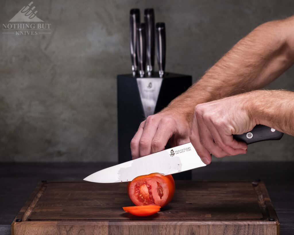 The 1810 Series tuo Legacy chef knife easily cut thin slices of tomato.