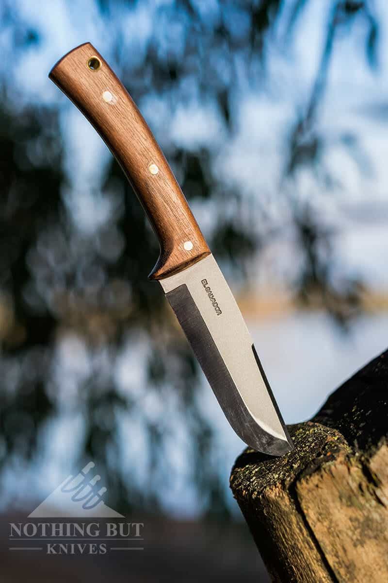 Great chopping Bushcraft knife in the woods.