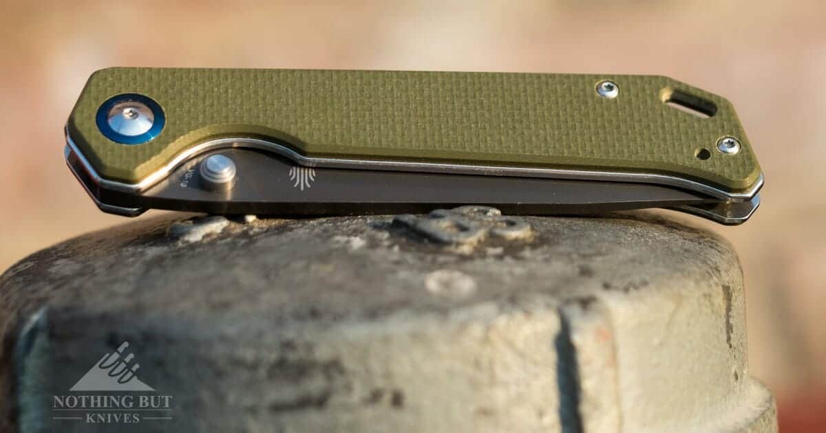 The Kizer Begleiter is fairly light and compact when closed. 