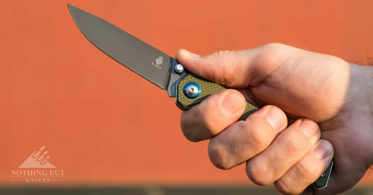 This foling pocketknife has a comfortable handle. 
