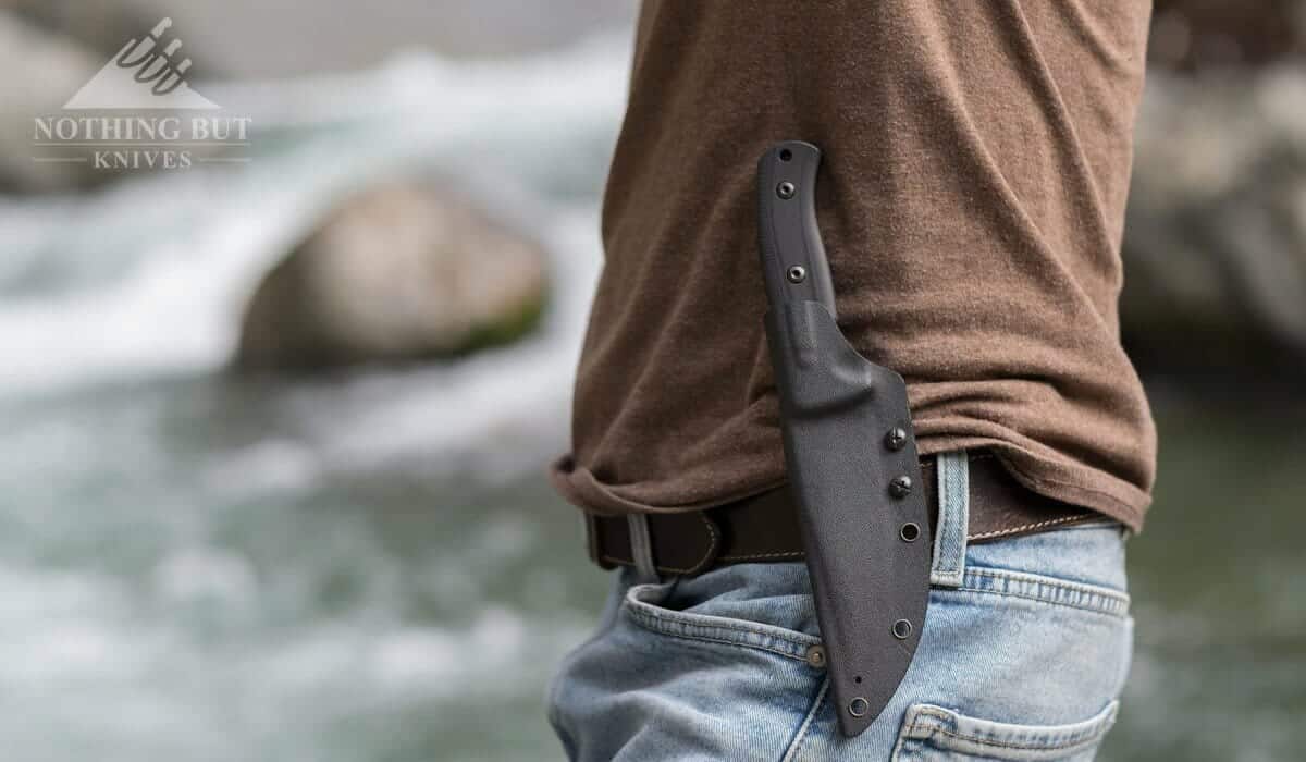 The Kizer Little RIver Bowie Knife sheath is unforforatable in the vertical position. 