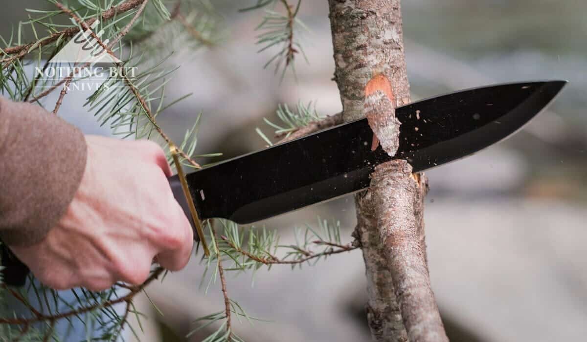 This large budget Bowie knife from Frost Cutlery is fun and it has a comfortable handle, but it also has a few design flaws.