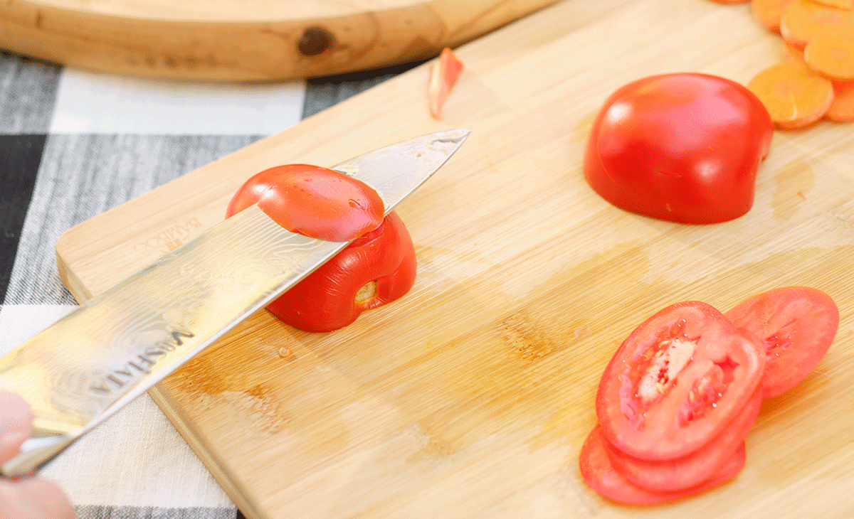 The Mosfiata chef knife made it easy to slice a tomato one handed.