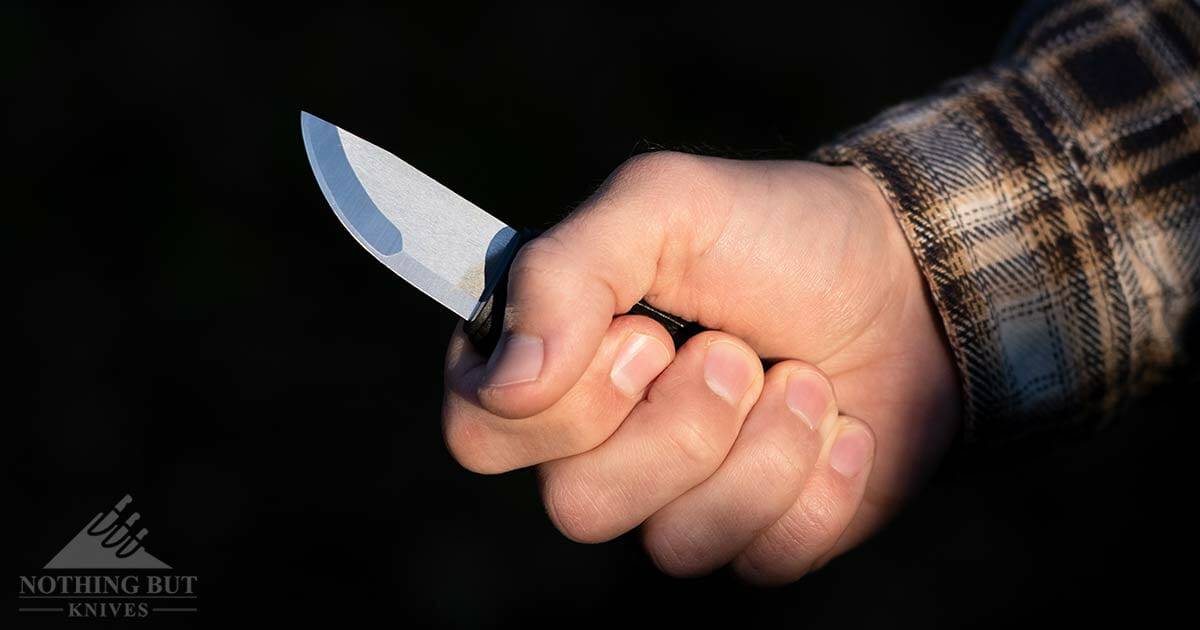 A man's hand gripping the Morakniv Eldris outdoors. 