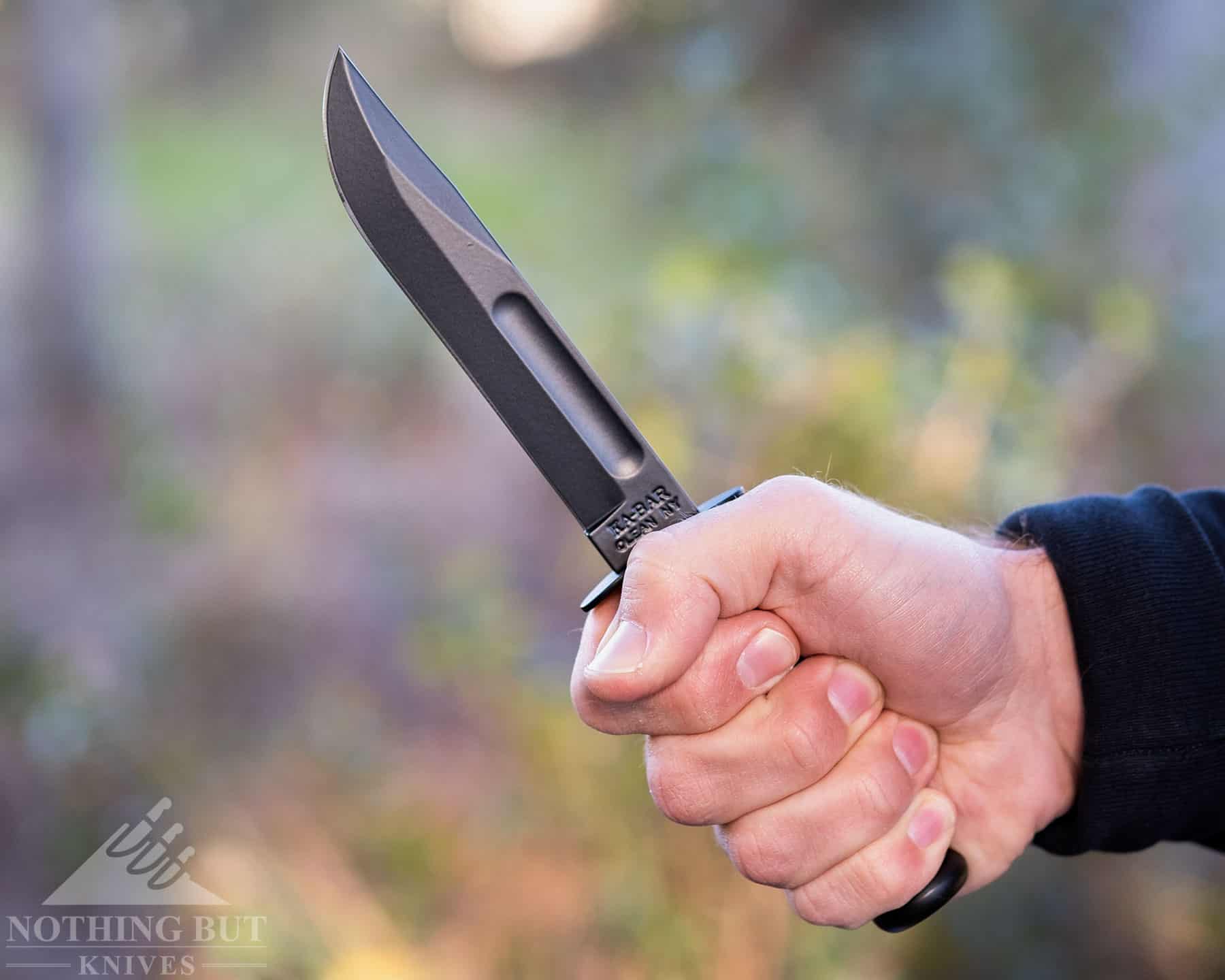 The Short Ka-Bar 1528 has a handle that is easier to grip than the classic Ka-Bar.