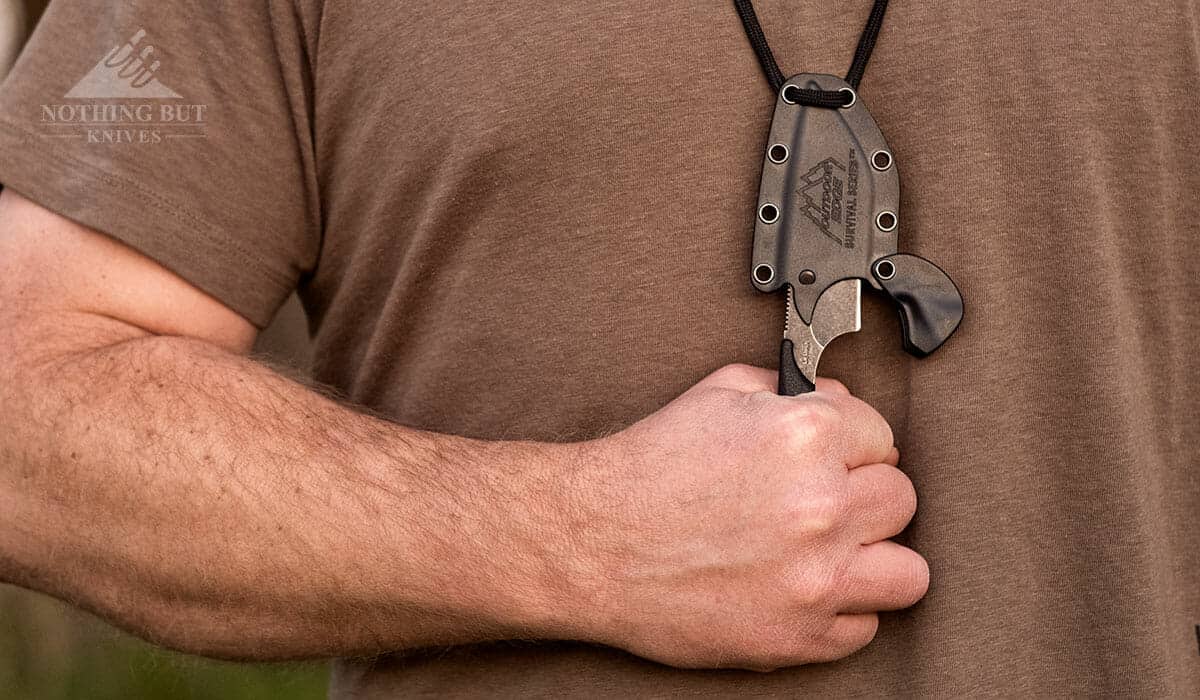 The versatile sheath of the Le Duck allows it to be used as a neck knife.