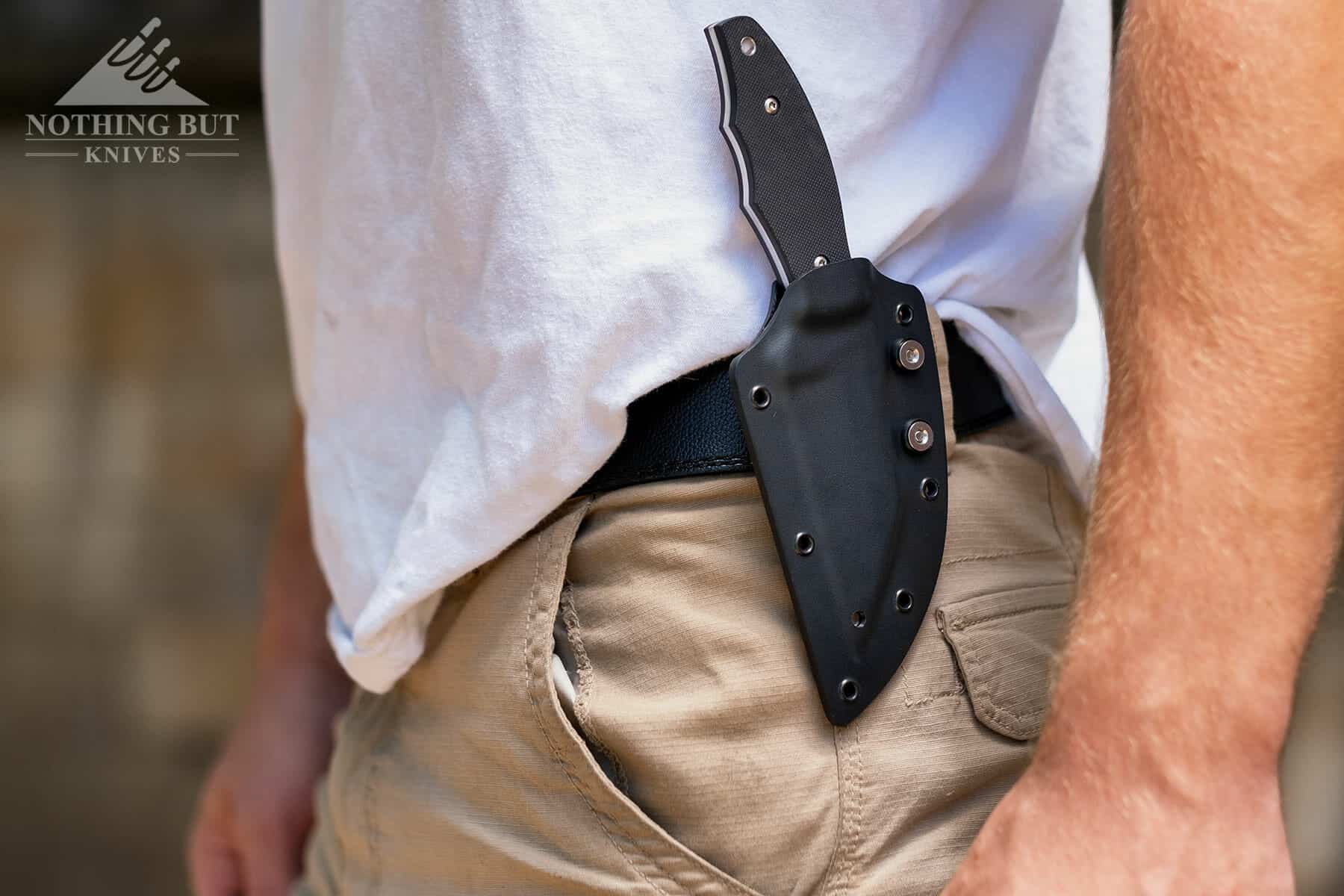 Spyderco Ronin 2 Review - Image 9 This knife is not very comfortable to wear in the vertical carry position.