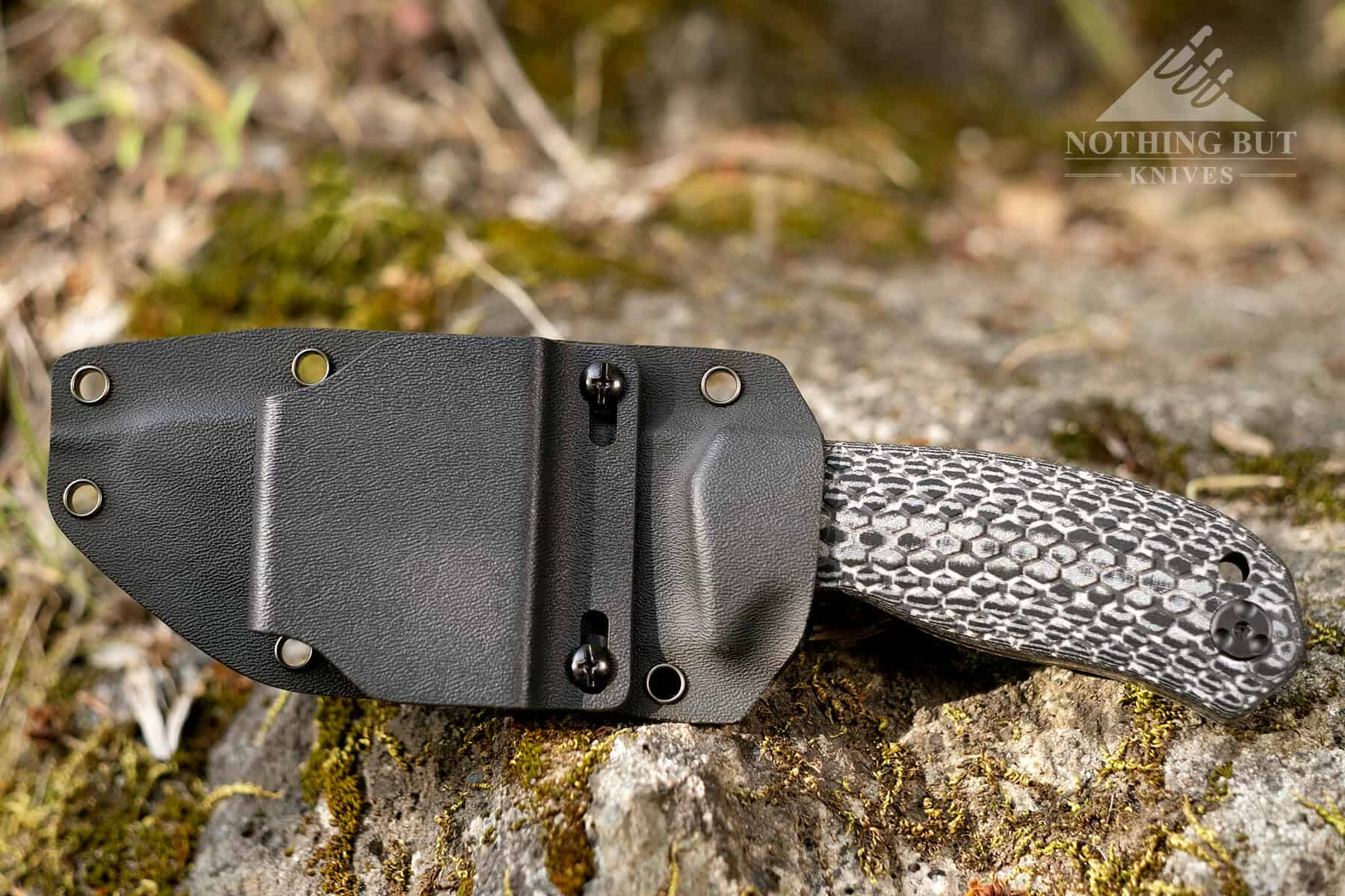 The sheath of the tracker x has a very secure and easy to use clip style