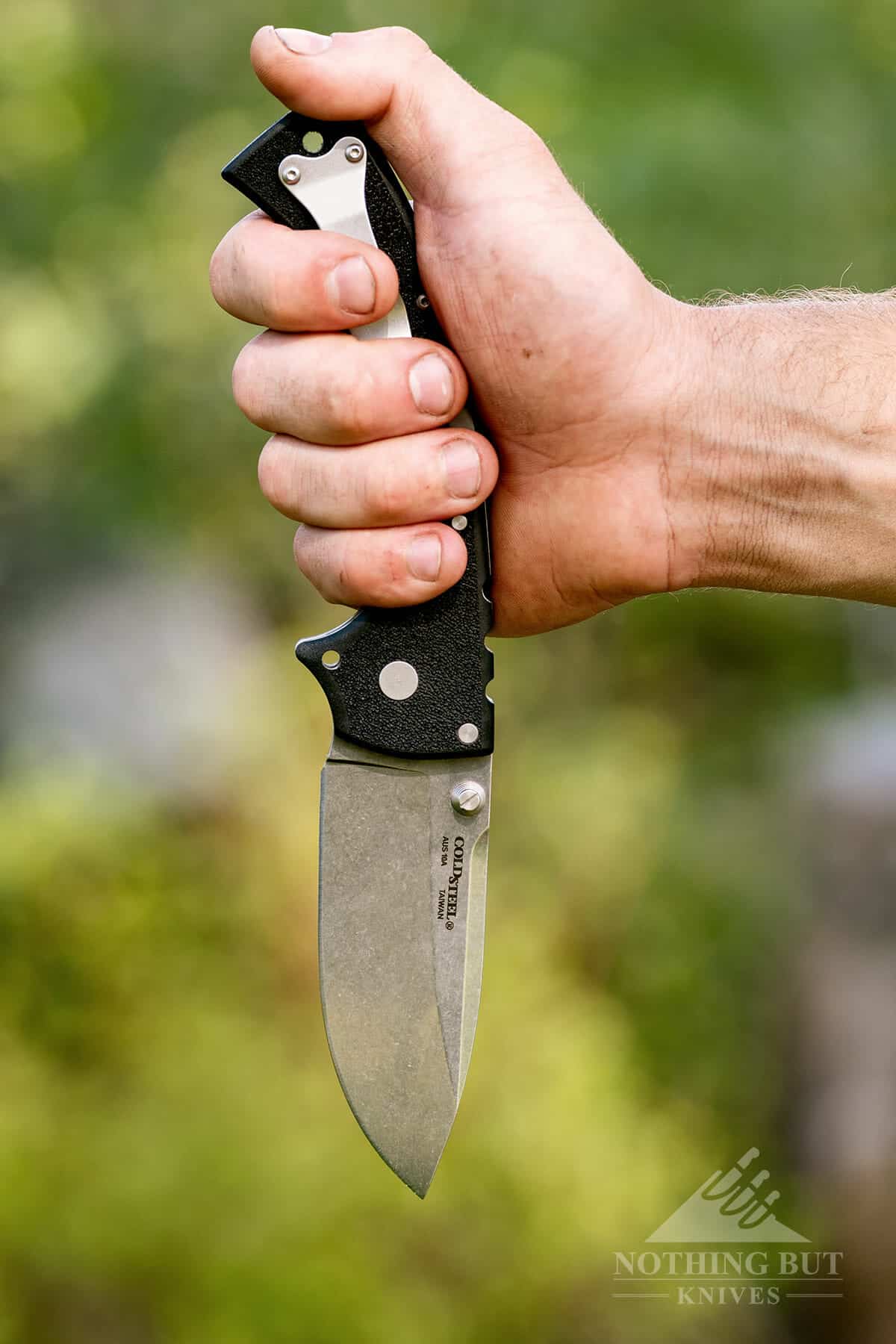 The handle design of this knife makes reverse grip easy and comfortable.