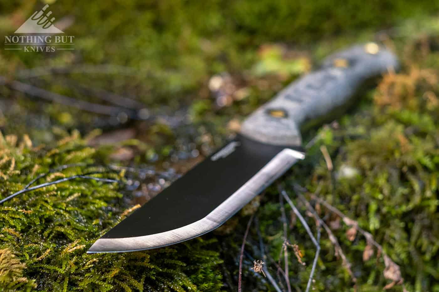 The blade of the Condor SBK is well designed, but it is a little too thin. 