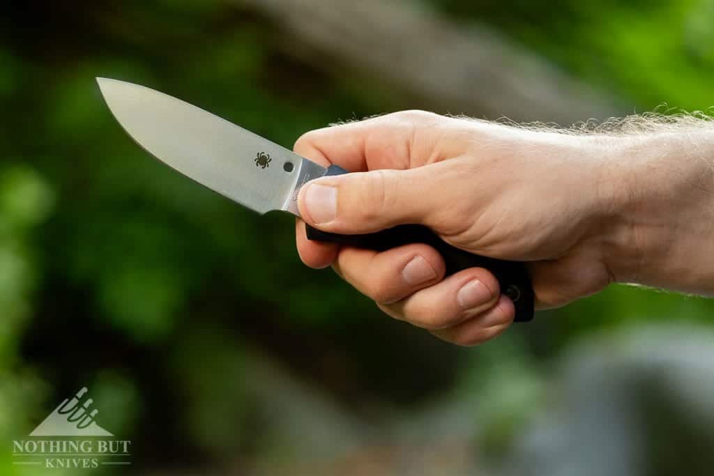 The tapered edges of the front part of the knife handle make a pinch grip easy. 