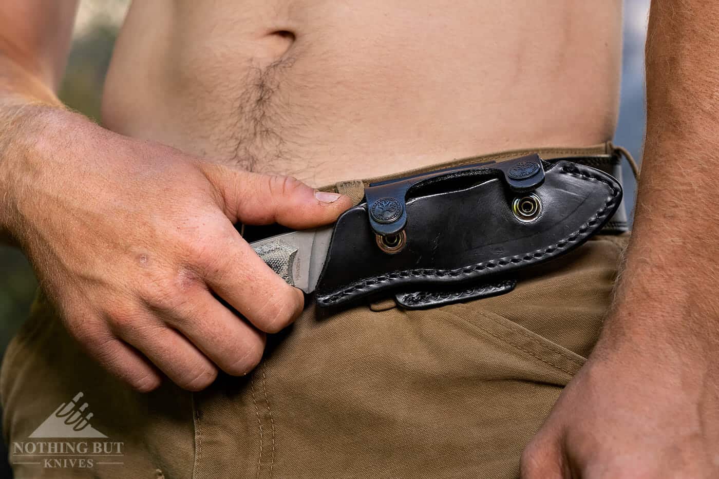 Boker Arbolito El Heroe Review - Image 5 The Boker El Heroe ships with a horizontal only sheath.