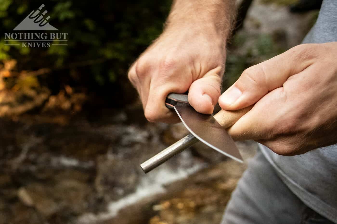 Esee 4 Review: An Ever-Evolving Classic - Image 6 The coating on the Esee 4 prevents it from throwing spark with a ferro rod.