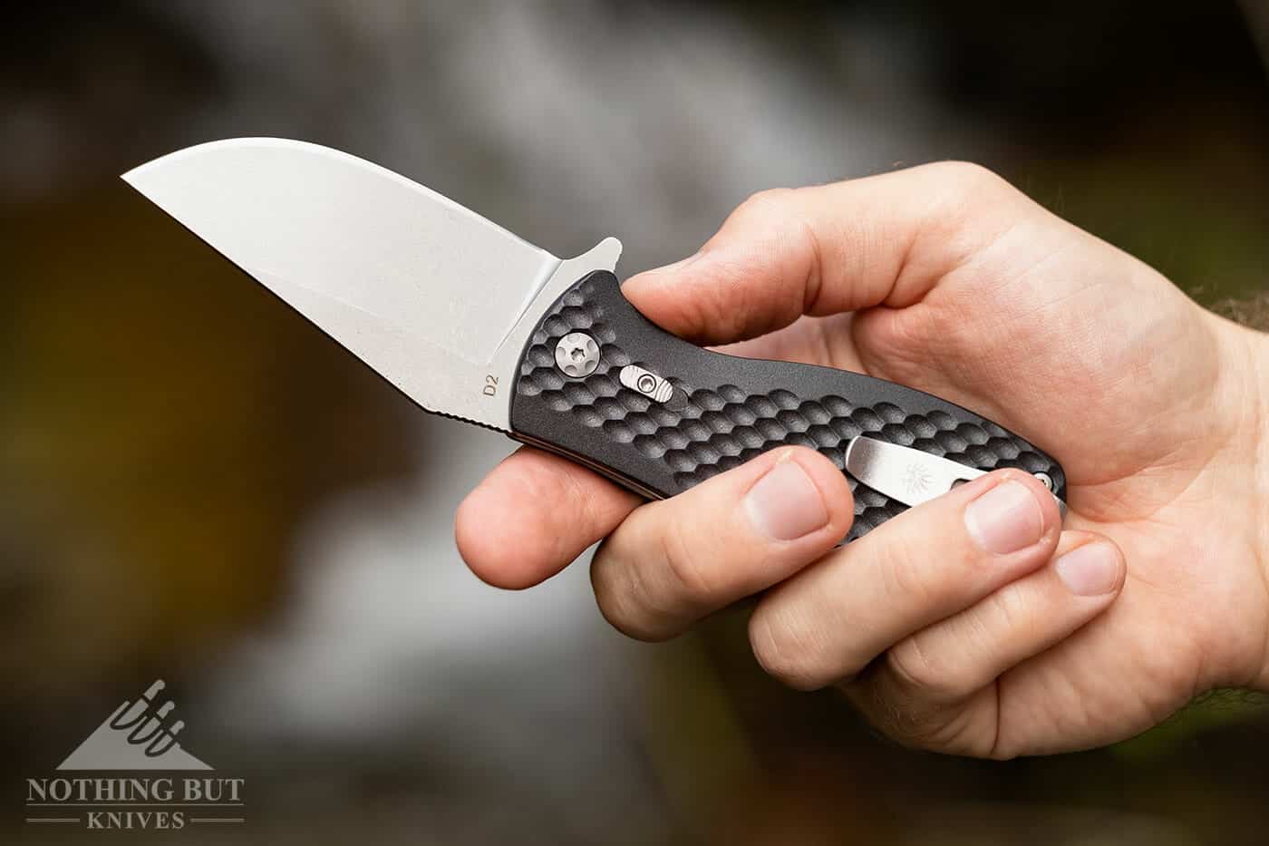 Off-Grid Knives Badger Review - Image 10 The Badger's grid-lock holds the blade open.