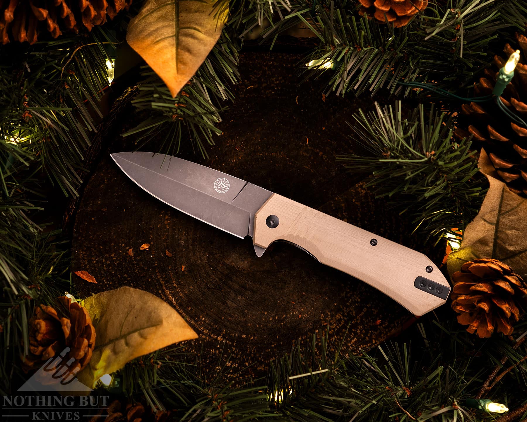 The Off-Grid Stinger is a great tactical pocket knife for anyone looking for a gift under $100.