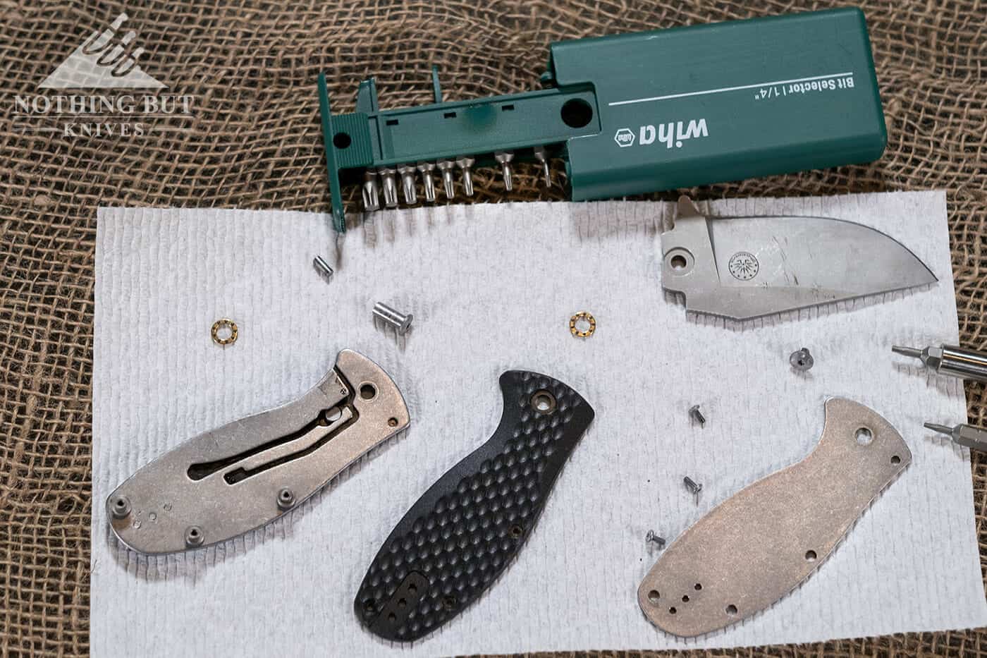 A disassembled folding knife with T6 and T8 screwdrivers. 