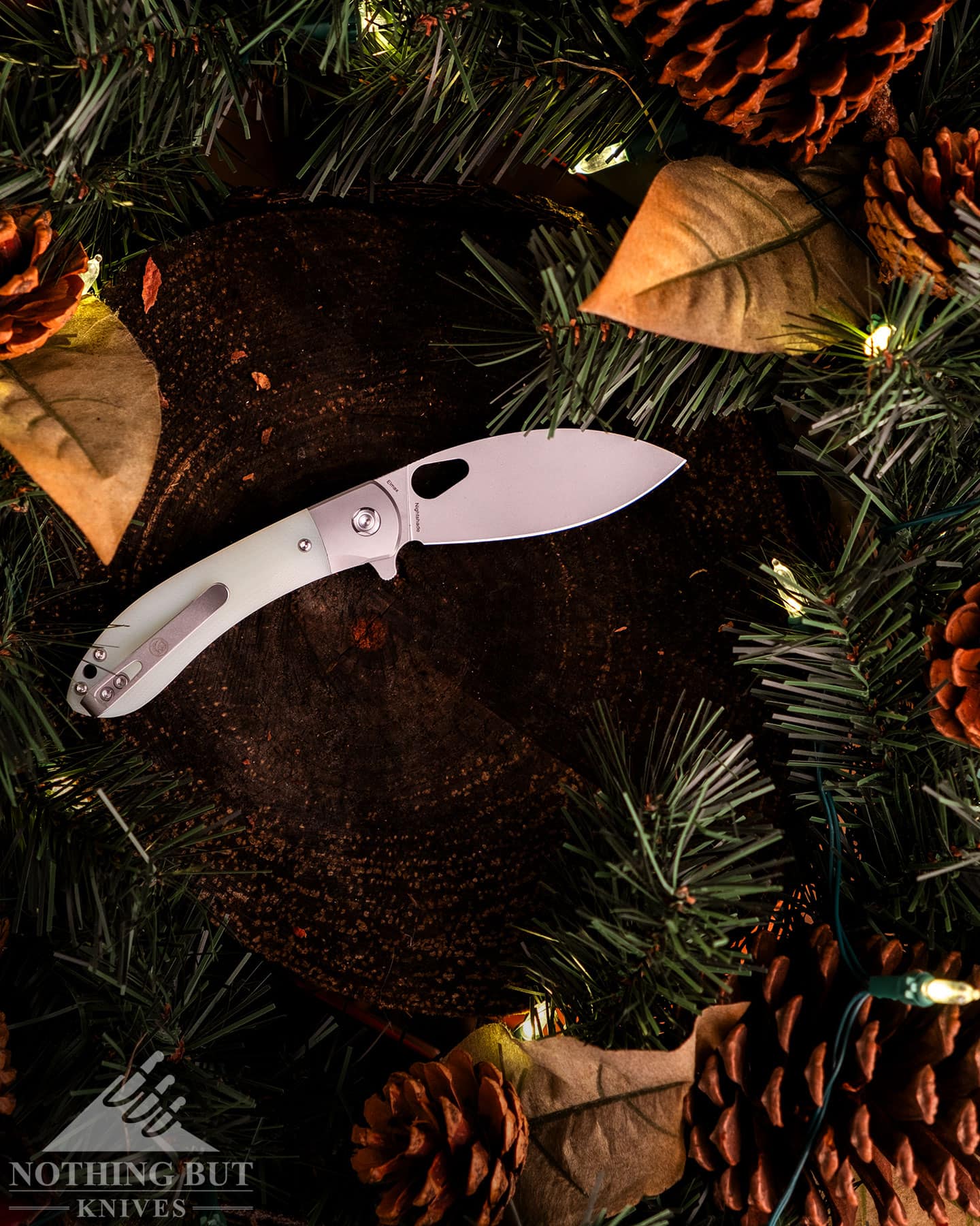 The Vosteed Nightshade in Elmax is one of our favorite gentleman's carry gift knives. 