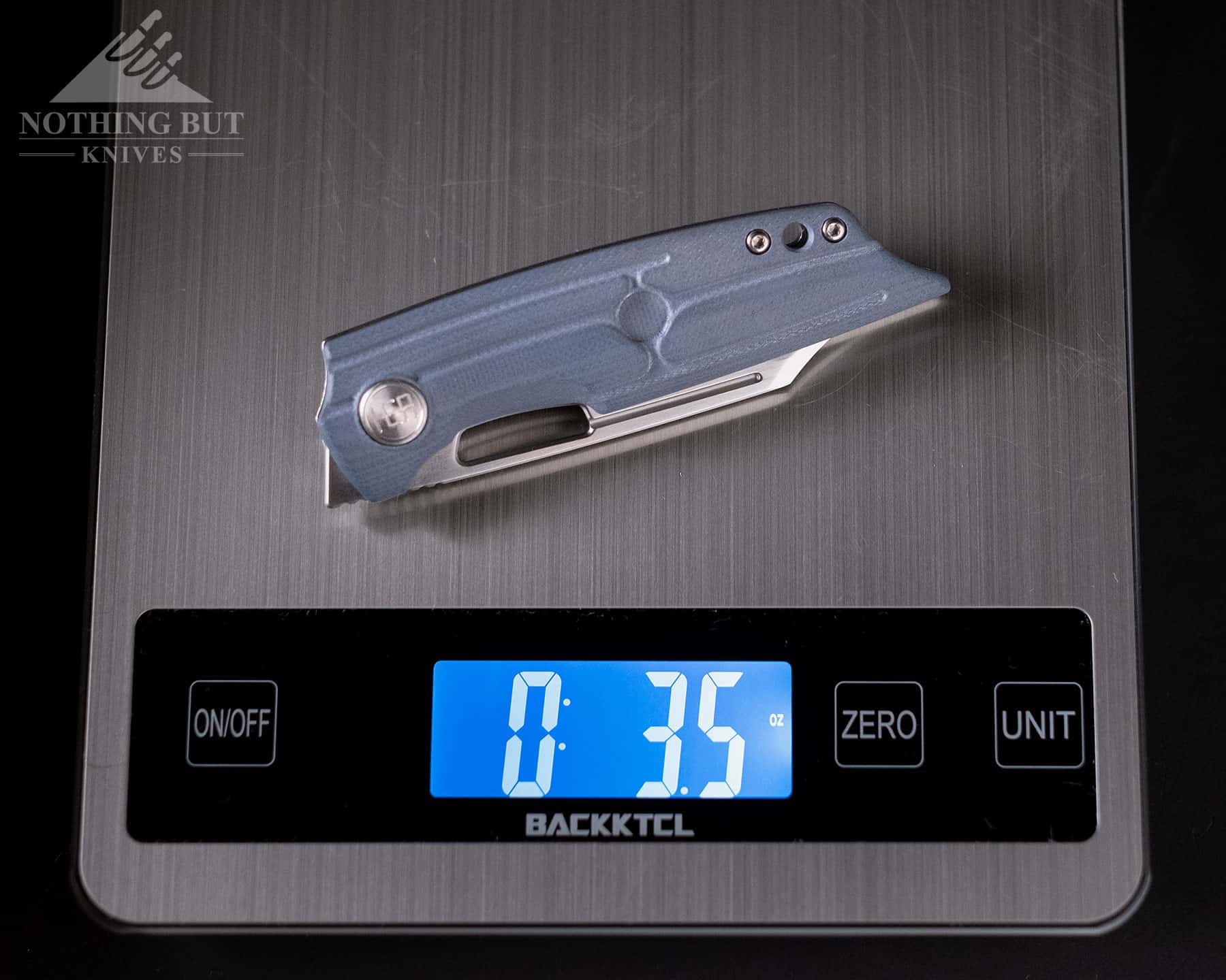 The Boker HEA Hunter on a digital scale.