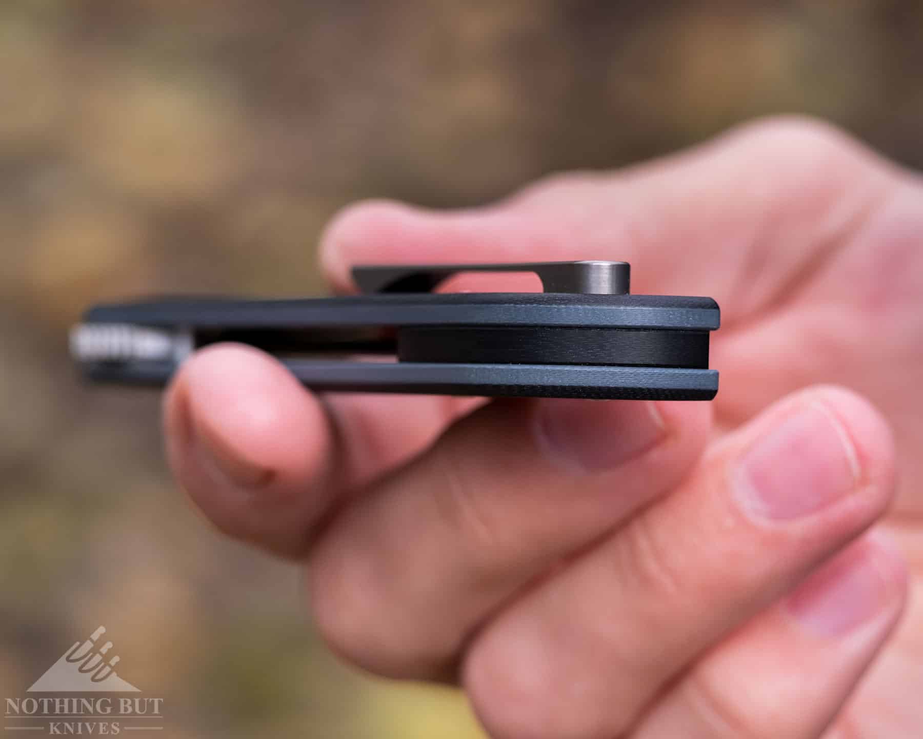 Finch Knife Co Cimarron Review - Image 3 A close-up of the Finch Cimarron handle that shows it's two tone G10 scales and the backspacer.