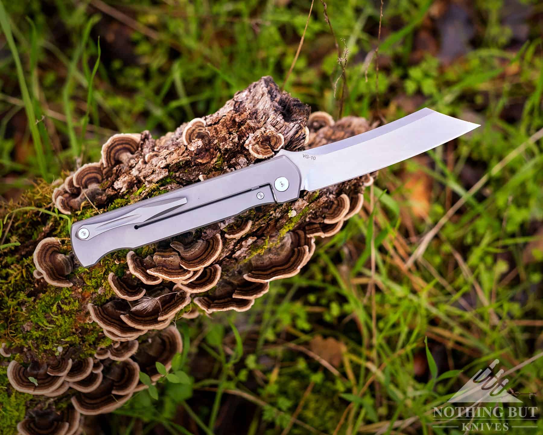 The VG10 steel blade of the Katsu JT01 pocket knife has good heat treatment and blade geometry. 