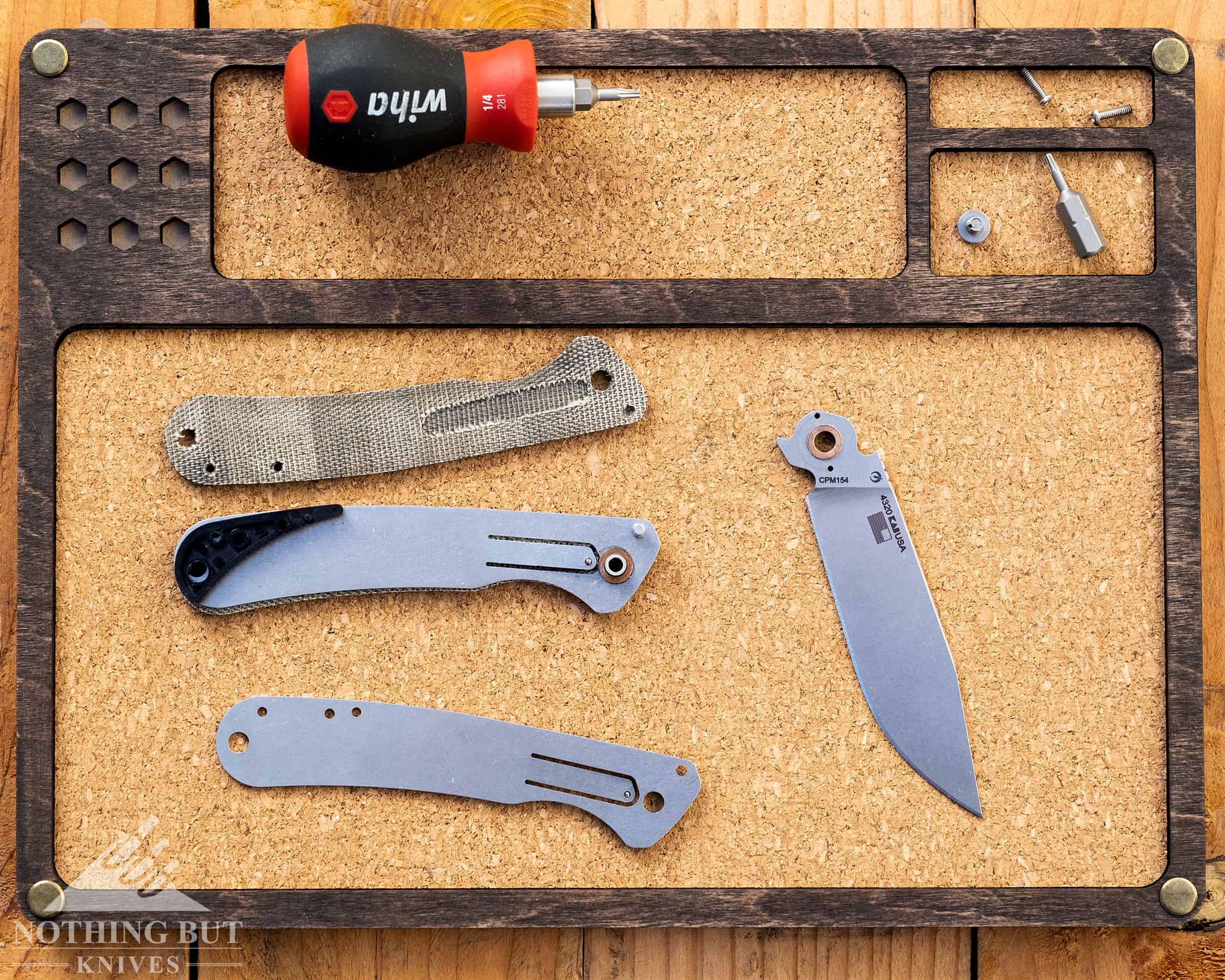 The Kershaw Federalist taken apart to show  the double detent system. 