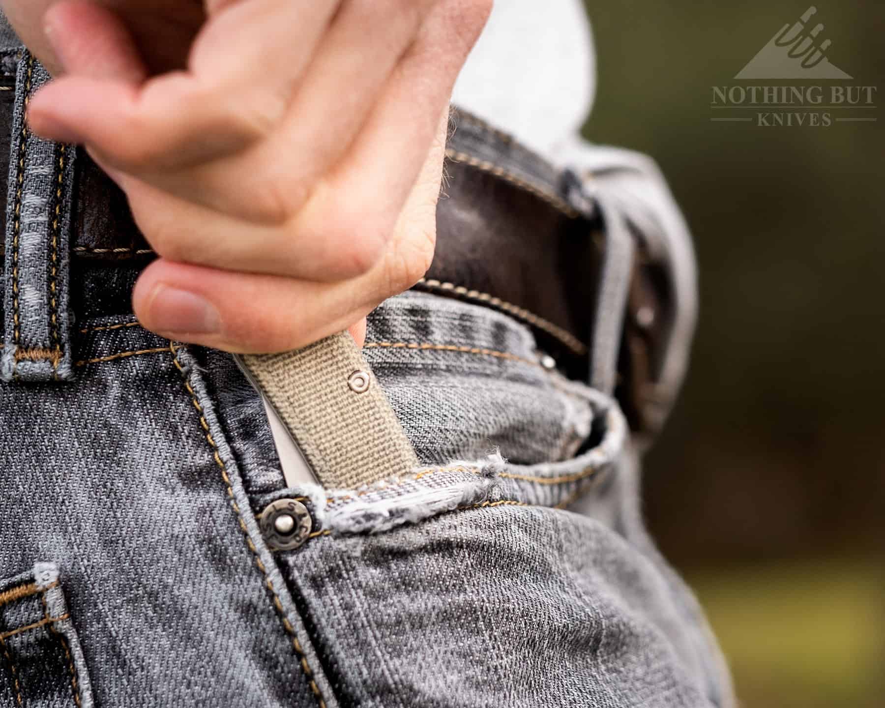 The Federalist doesn't have a pocket clip, but it is thin enough to ride comfortably in the pocket. It is also easy to remove quickly. 
