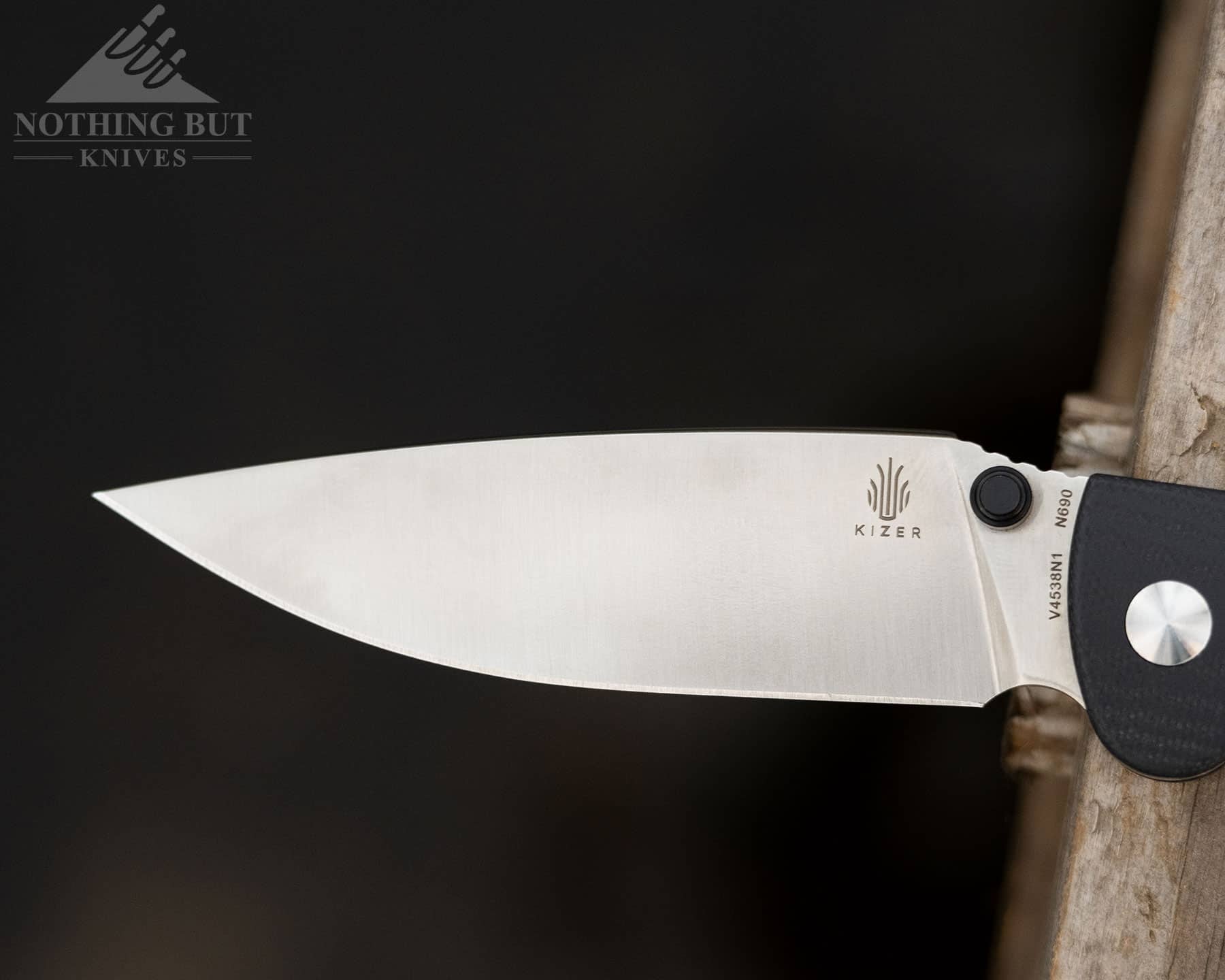 The Kizer Slicer Lockback blade with Bohler N690 steel.