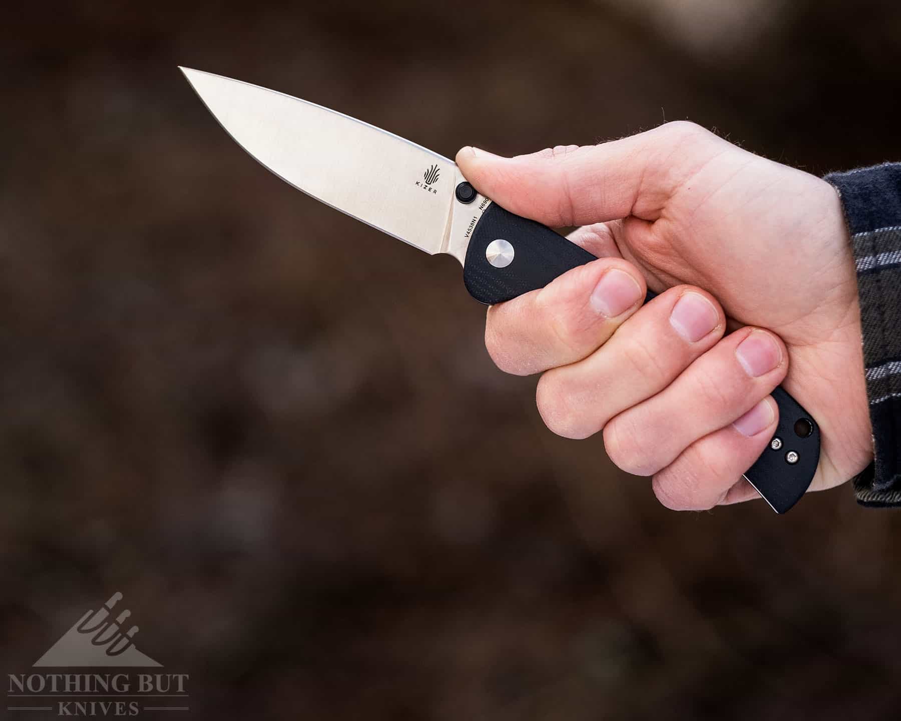 Kizer Slicer Lockback Knife Review - Image 10 The Kizer Slicer lockback knife in a person's hand to show the size of the knife and the handle ergonomics.