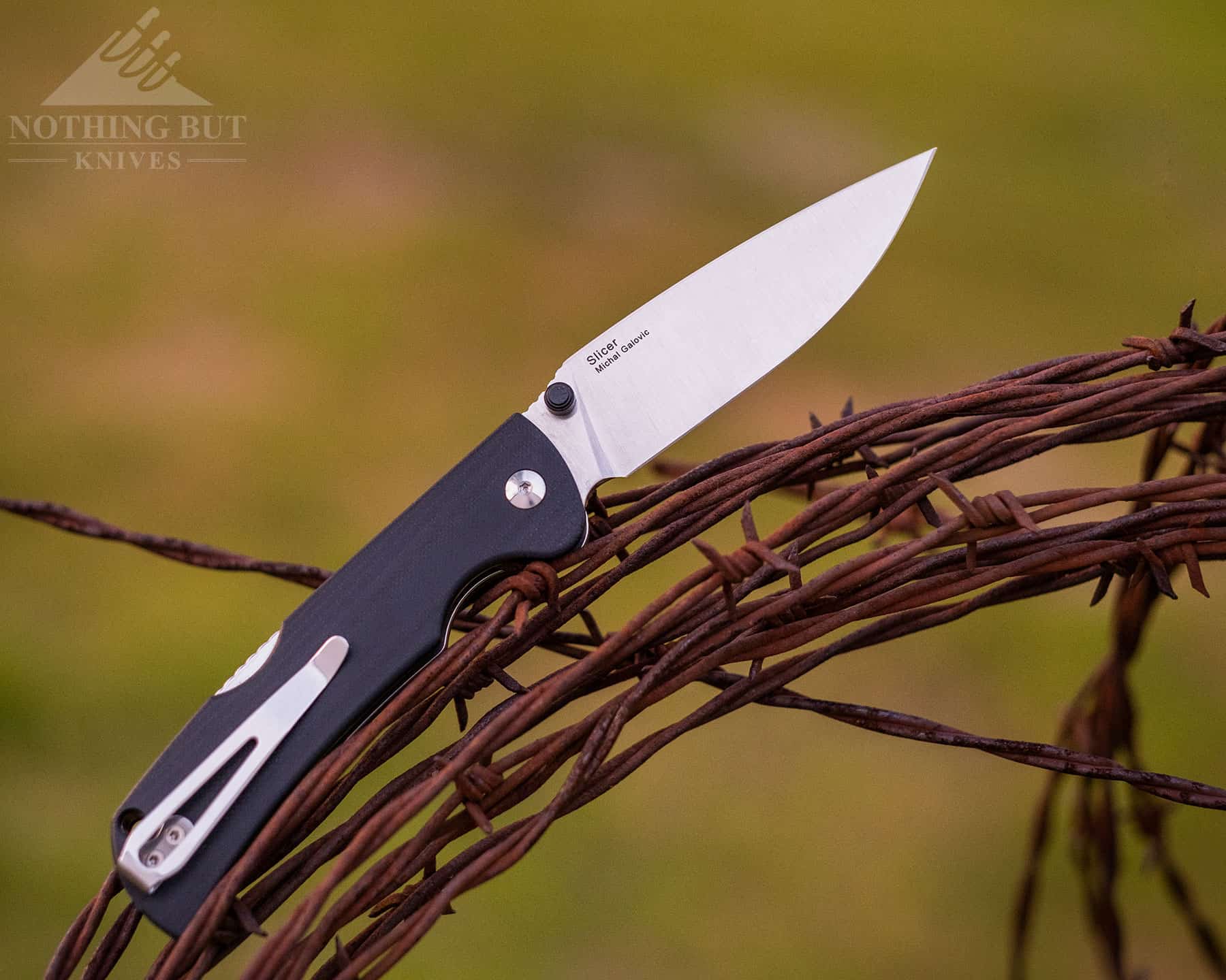 The Kizer Vanguard Slicer is a tough pocket knife with a sturdy back lock and a practical design. 