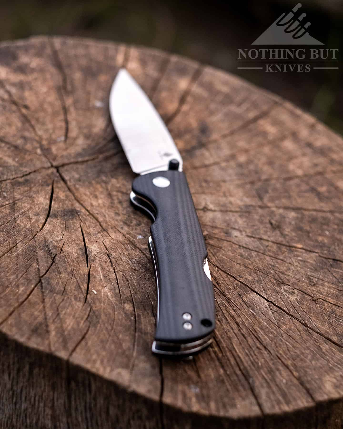 A shallow depth of field image that shows the texturing on the Kizer Slicer G10 handle. 