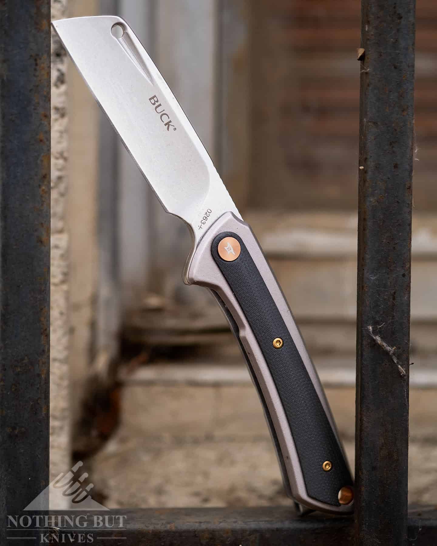 The Buck HiLine is a busget folder that features a good design and good fit and finish.