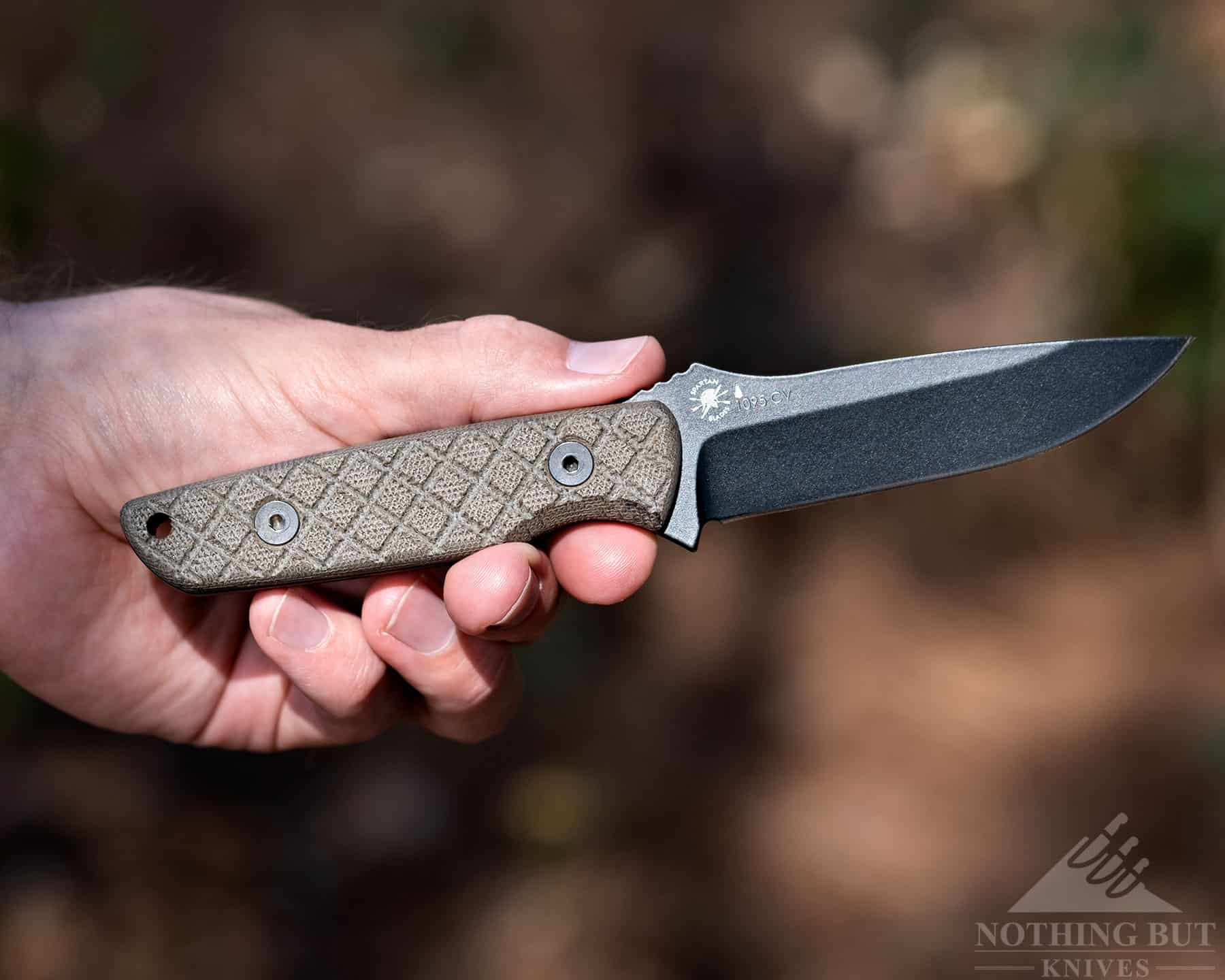 The slim textured Micarta handle of the Alala is easy to grip.