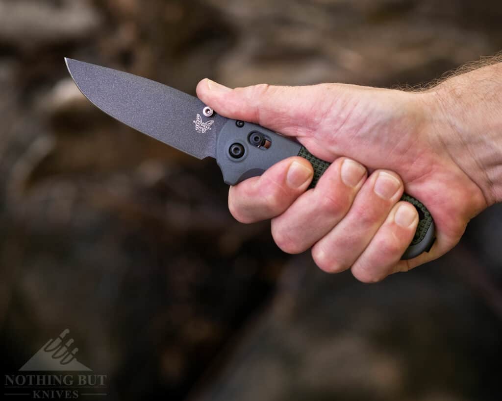 The Benchmade Recoubt has a grippy and comfortable handle that is heasy to hold even when wearing gloves.