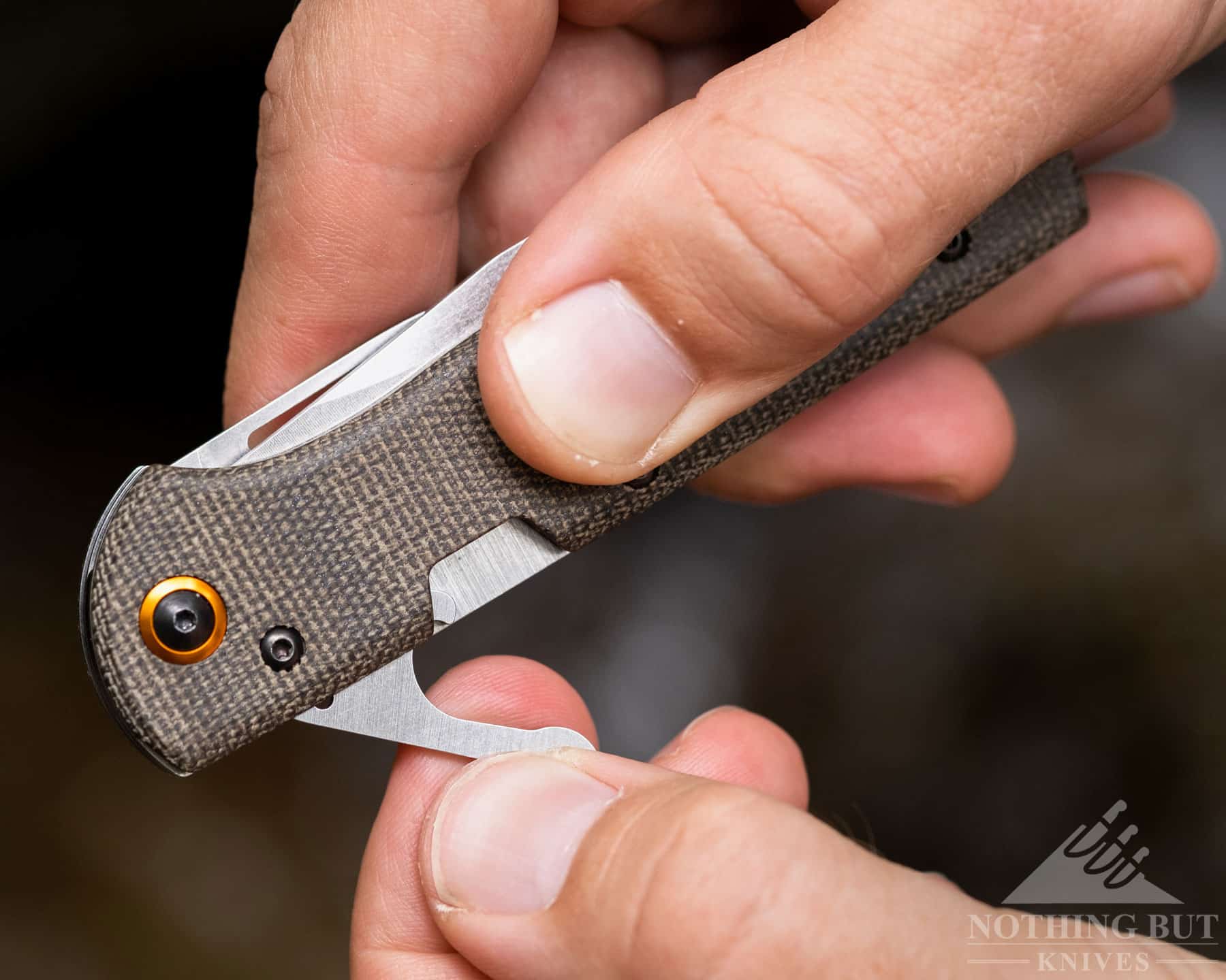 The bottle opener on the Weekender can be opened with one hand or two. 