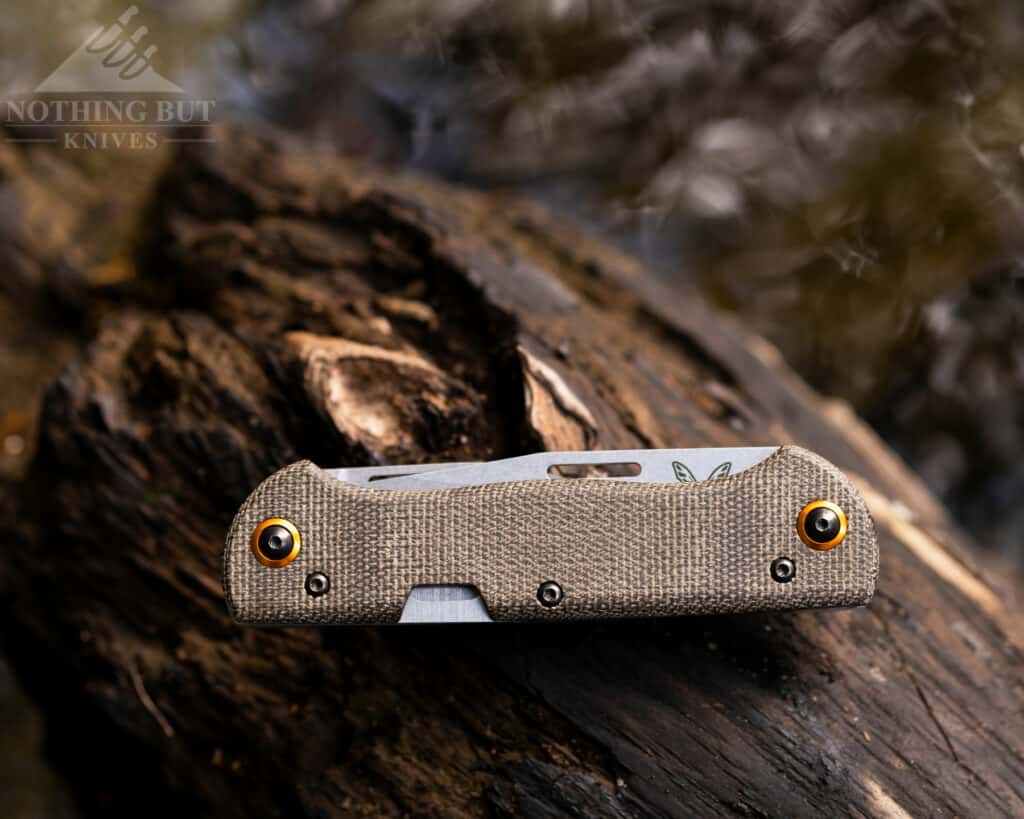 Benchmade Weekender Review - Image 4 The Micarta handle of the Weekender is fairly dry.