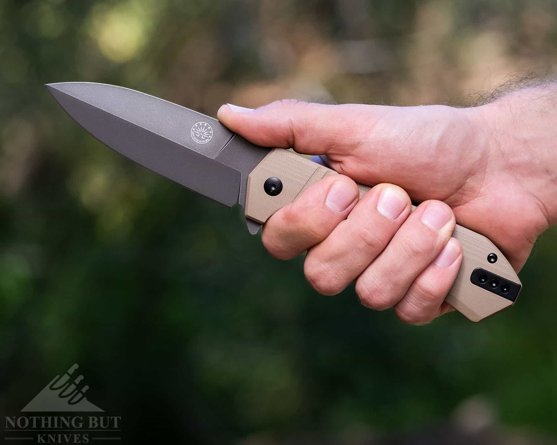 Off Grid Stinger Xl Review - Image 8 The handle of the Stinger XL has just enough traction to make it easy to grip when wet.