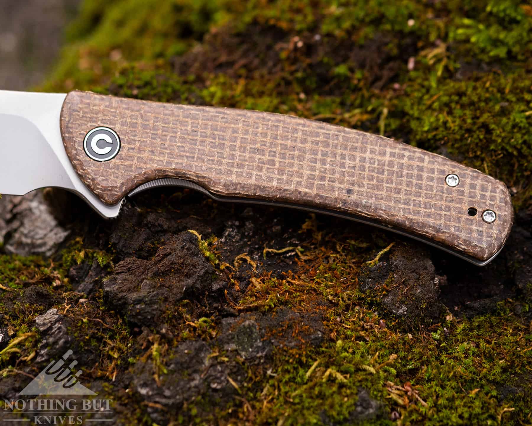 The Micarta side of the Sinisys handle is rough to enough to provide good traction.