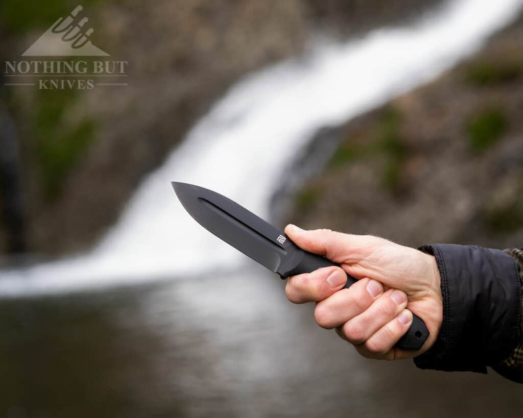 Artisan Cutlery Wreckhart Review - Image 4 The Artisan Wreckhart handle is comfortable in a variety of grips.