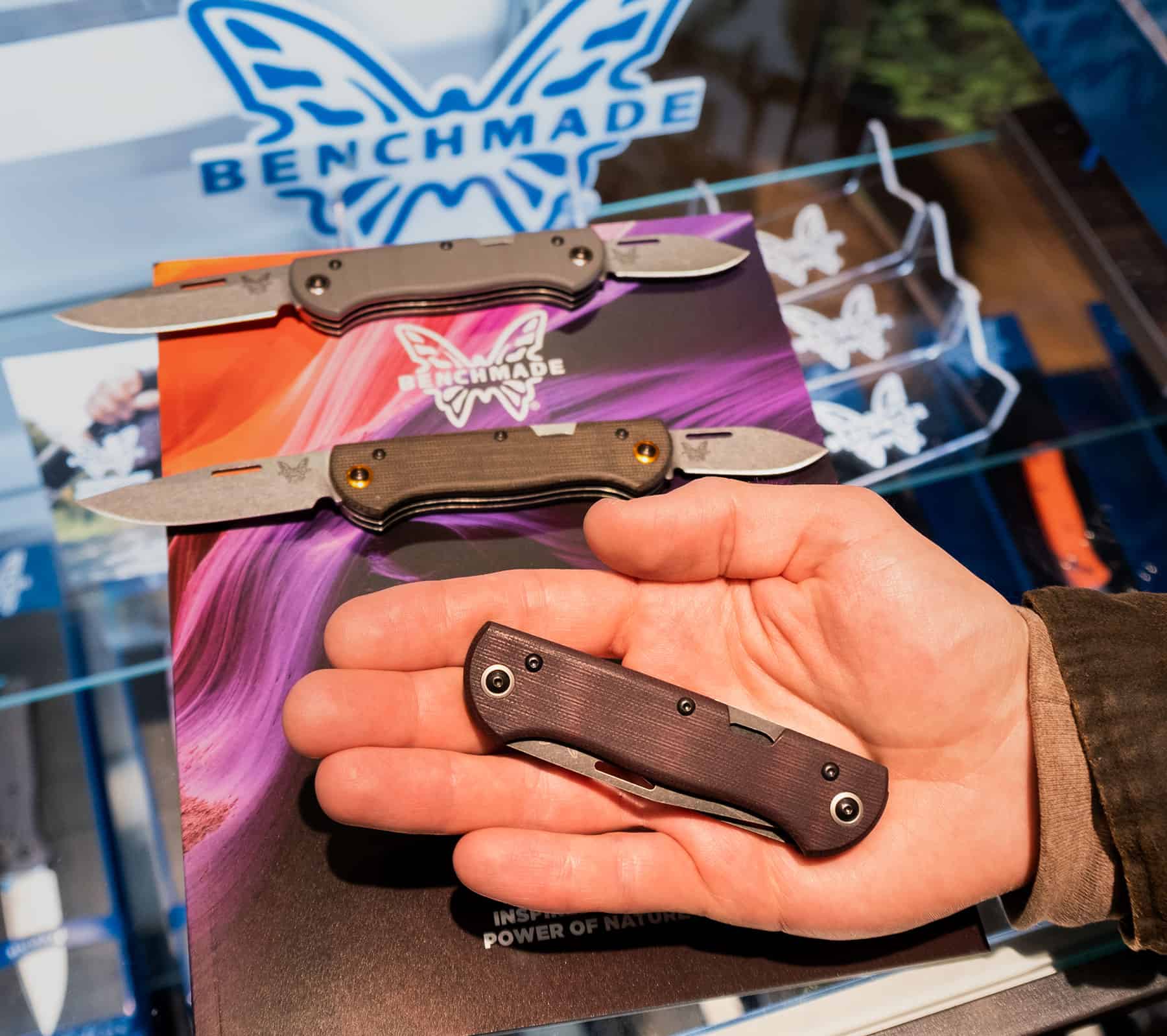 Shot Show 2023 Day 1 - Image 5 The Benchmade Weekender is now available in Burgandy.