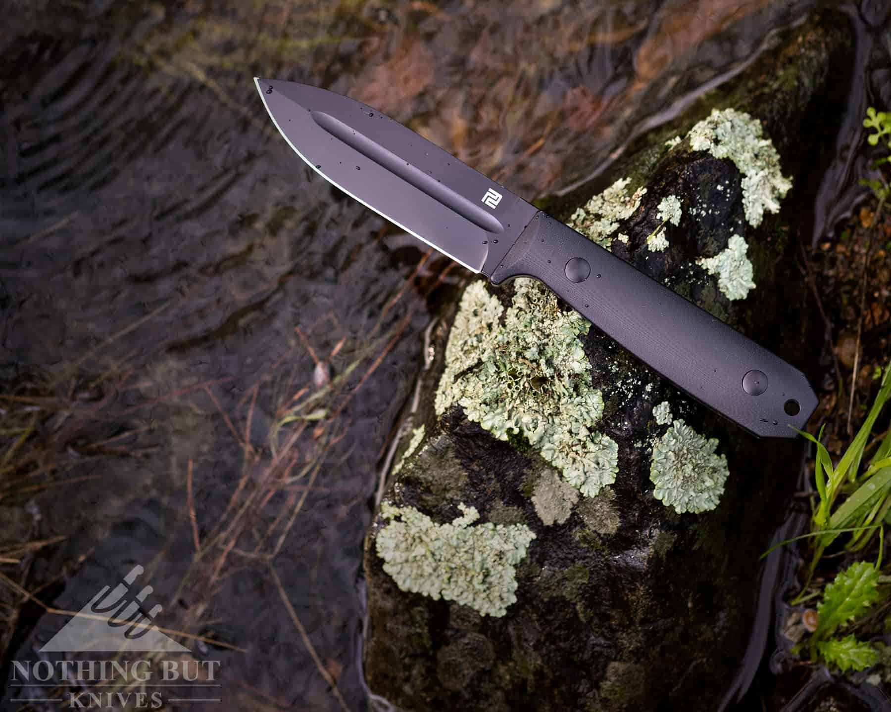 The Wreckhart is a tactical survival knife hybrid. 