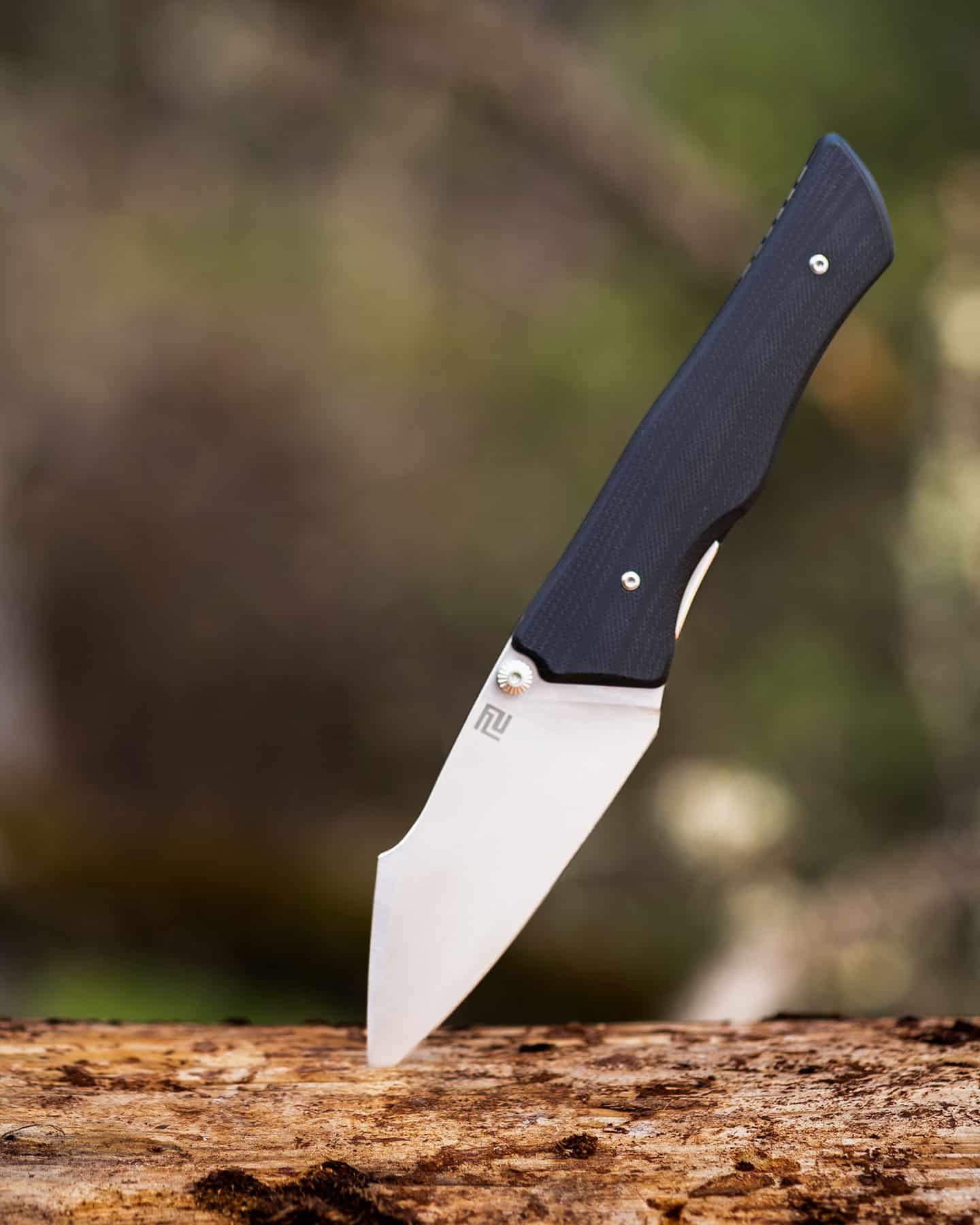 The Ahab is a sophisticated budget pocket knife with a big comfortable handle and a blade that is all about finger placement.