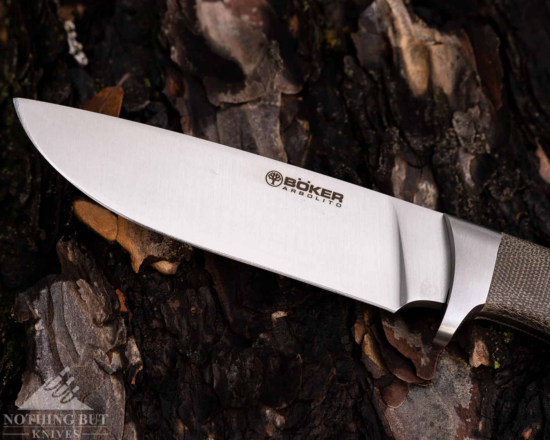 The blade of the Arbolito Hunter is made of ACX 390 steel, and it features a drop point style blade. 