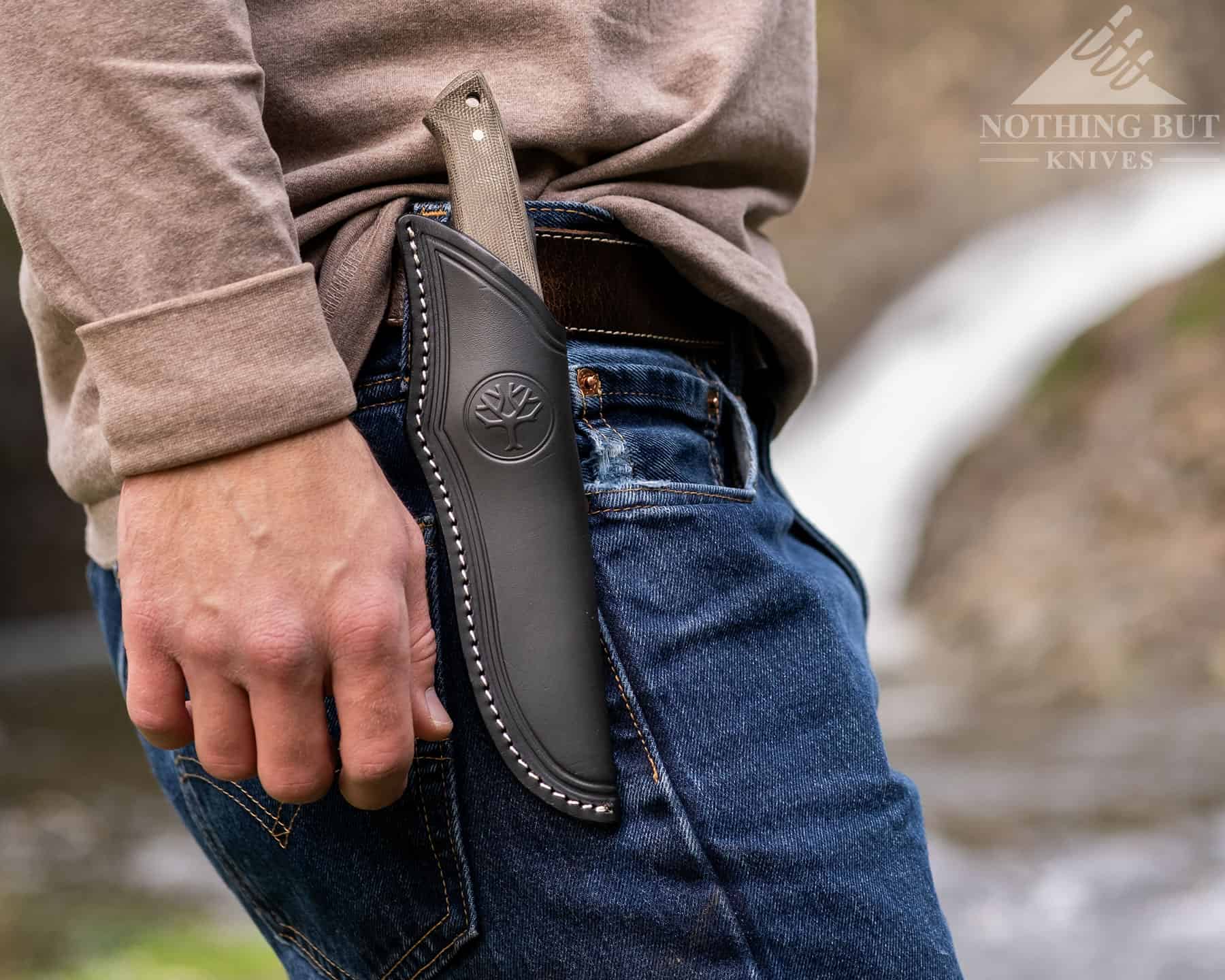 The Boker Arbolito Hunter ships with a well made leather sheath. 