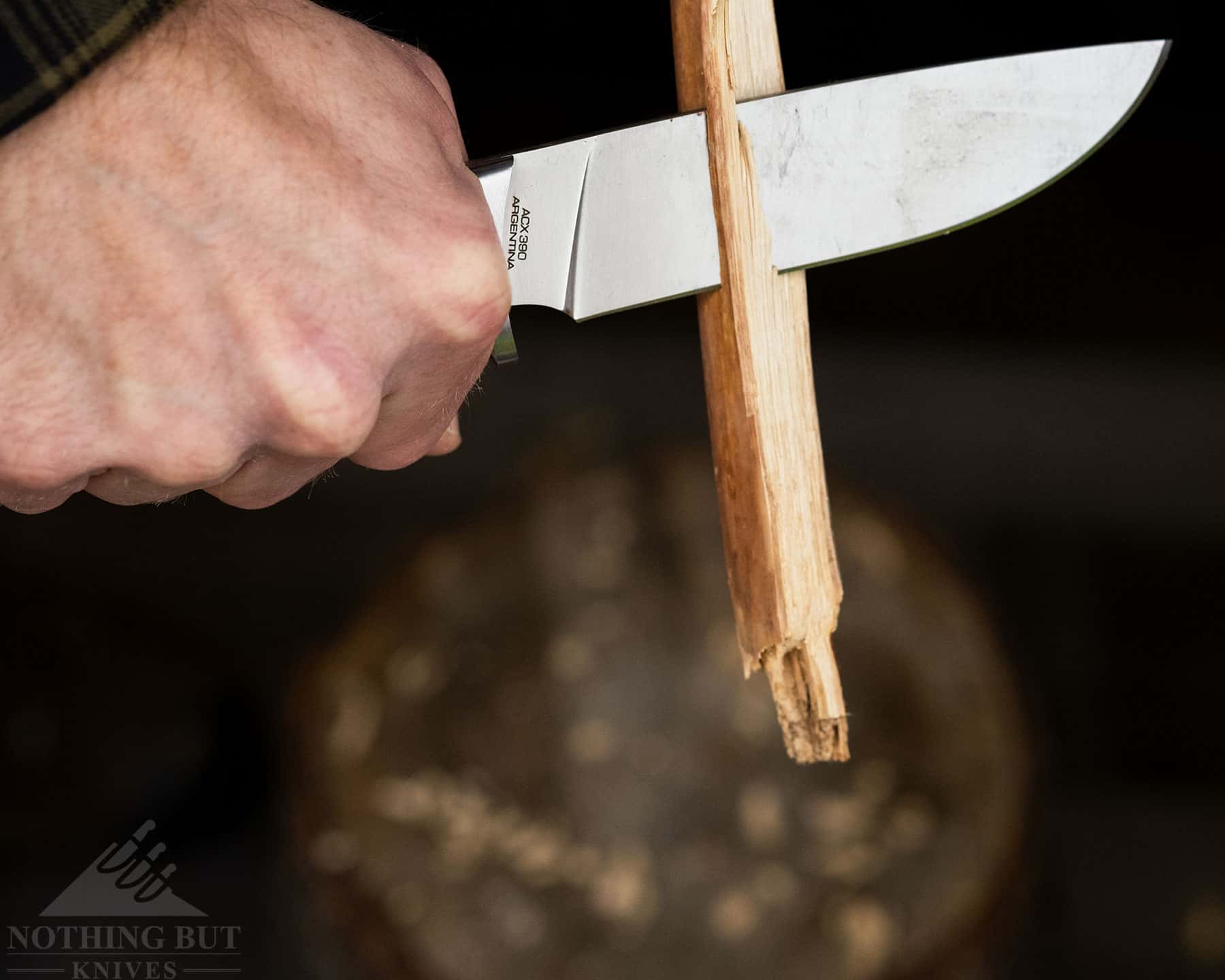 The handle of the Hunter is comfortable when performing field tasks like carving. 