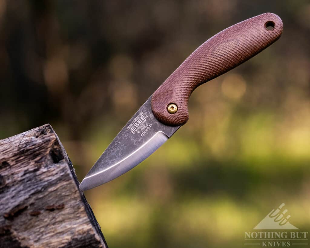 The Esee Pinhoti features a Scandi grind blade made of 1095 steel. 