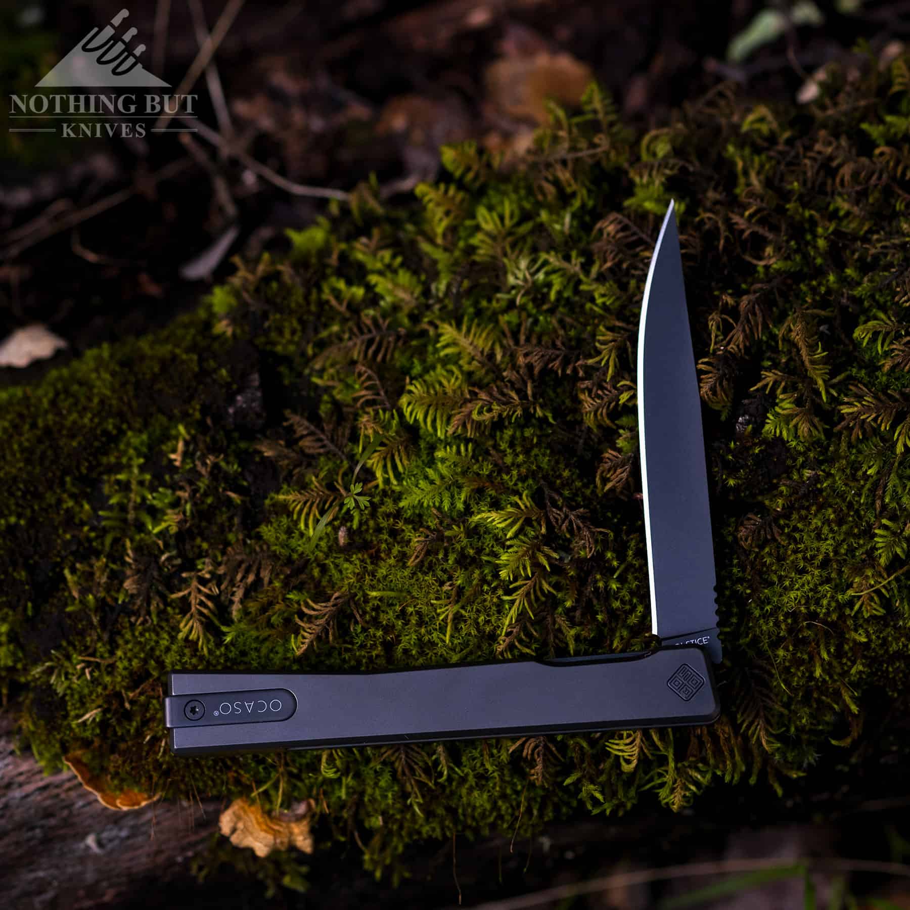 The all black carben fiber version of the Ocaso Solstice is a sleek looking pocket knife.