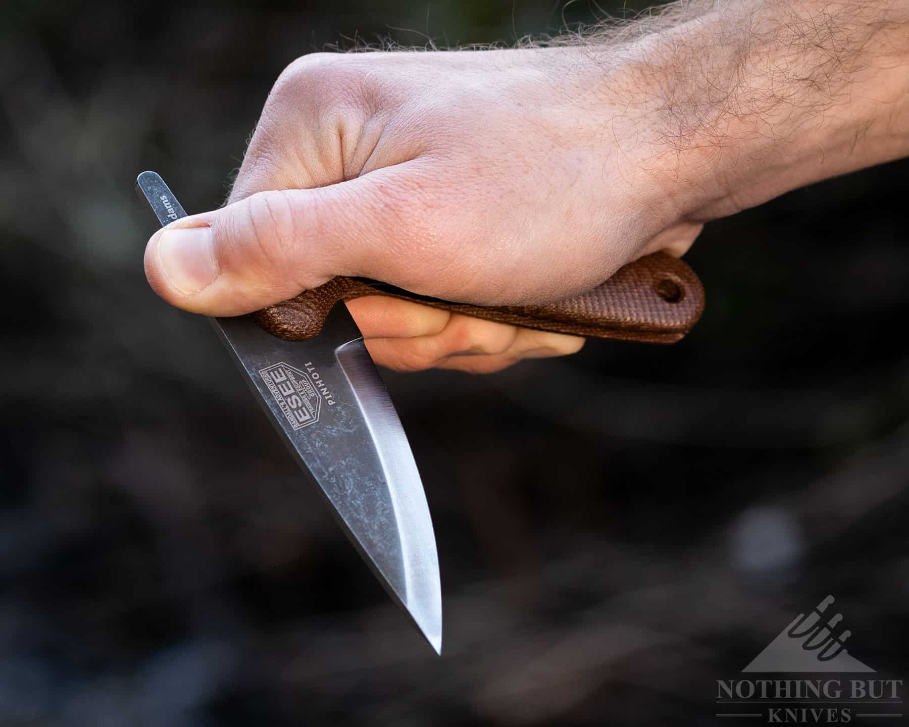 Opening the Esee Pinhoti feels natural and comfortable even though it is big for a friction folder. 