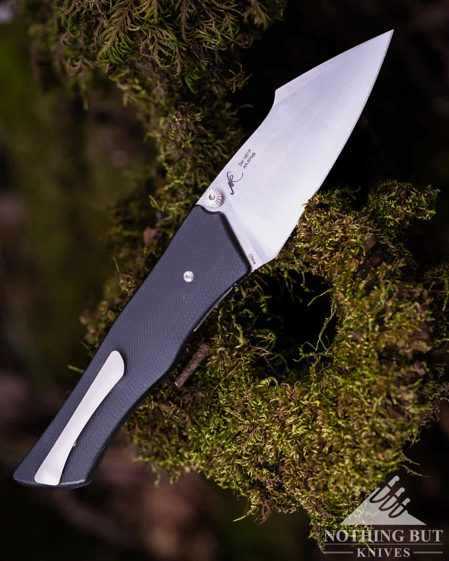 The Artisan Cutlery Ahab blade has a smooth transition into the knife handle. 