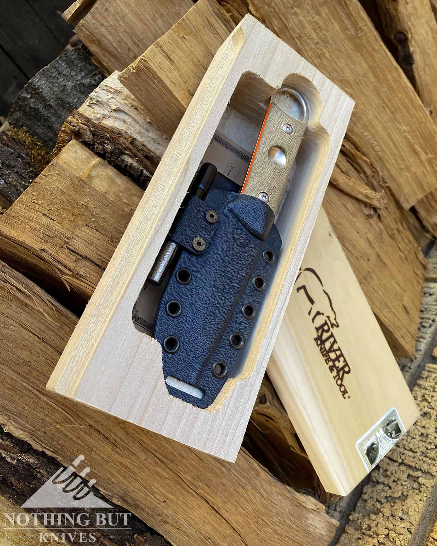The FIrecraft Puukko ships in a great looking wooden gift box. 