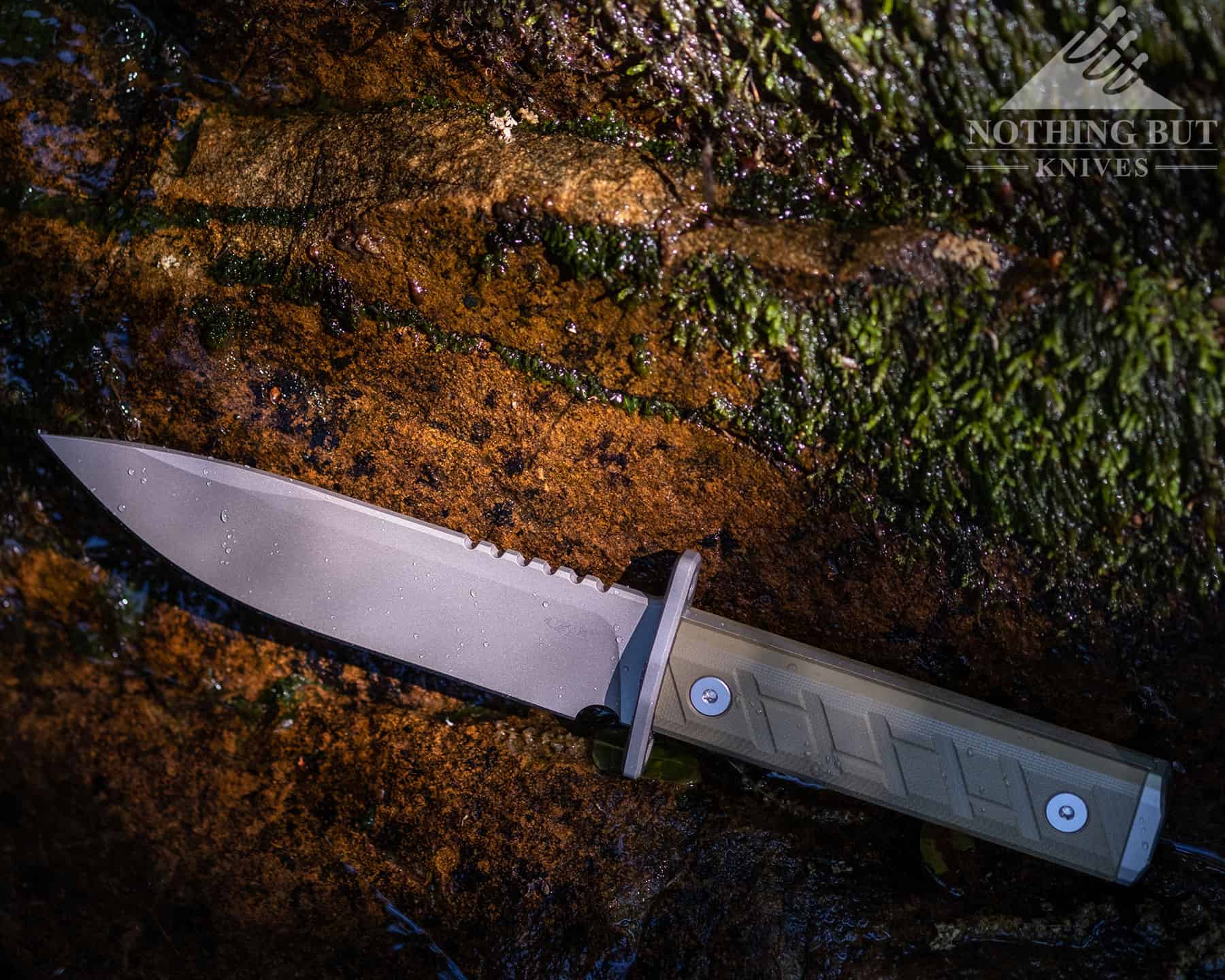 Zero Tolerance 0006 Review - Image 5 The handle scales of the ZT 0006 can be removed, so the hand guard can be tightened.
